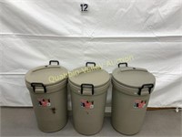 RUBBERMAID PLASTIC GARBAGE CANS WITH LIDS