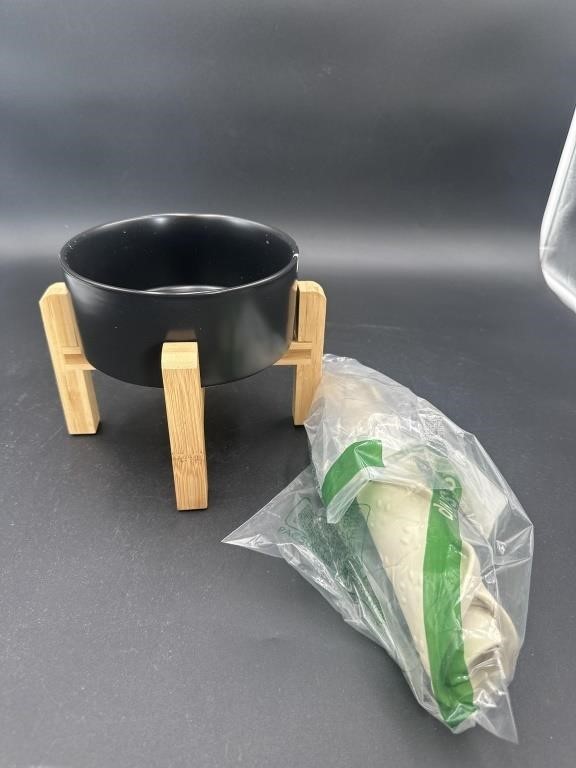 Water dish with rubber mat bowl has a chip