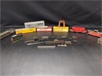 Model train cars and pieces