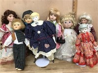 Box of 8 porcelain dolls