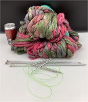 3 balles de laine avec aiguilles à tricoter