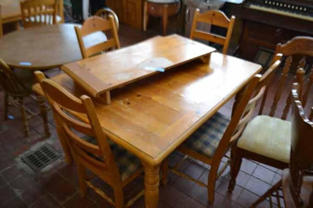 Knotty Pine Dining Table & 4 Chairs w/ Leaf