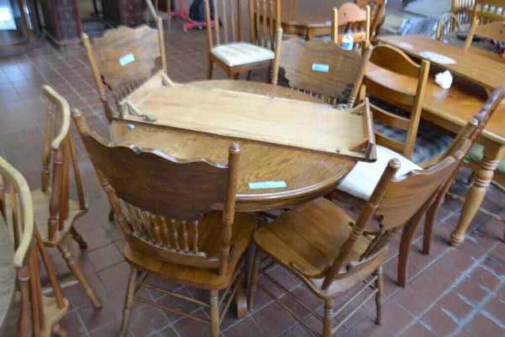 Oak Table & 4 Chairs w/ Leaf