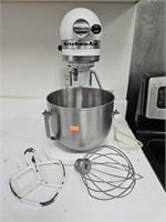 Kitchen Aid mixer w/ 2 attachments. Not tested.