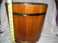 DIVIDED WOOD BUCKET