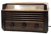 Vtg. RCA Victor Tabletop Tube Radio