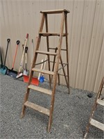 Wood step ladder