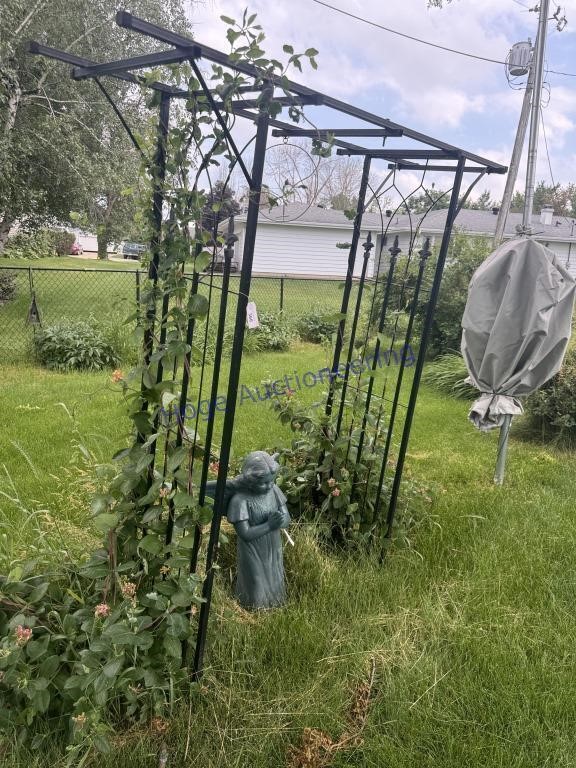 TRELLIS 6 FT TALL, OPENING IS 41W, OUTSIDE