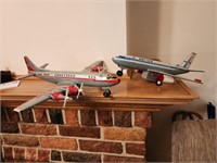 United and American Airlines Planes