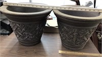 2 plastic pots
