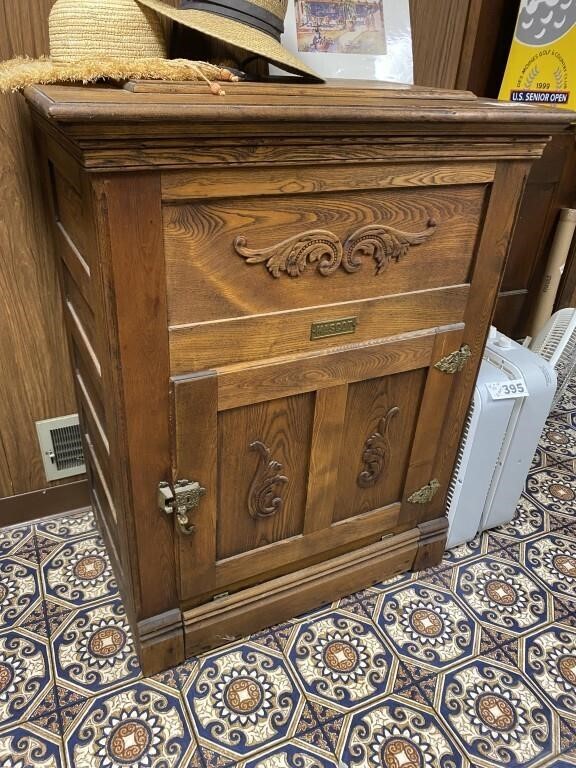 BEAUTIFUL ANTIQUE MASCOT OAK ICE BOX