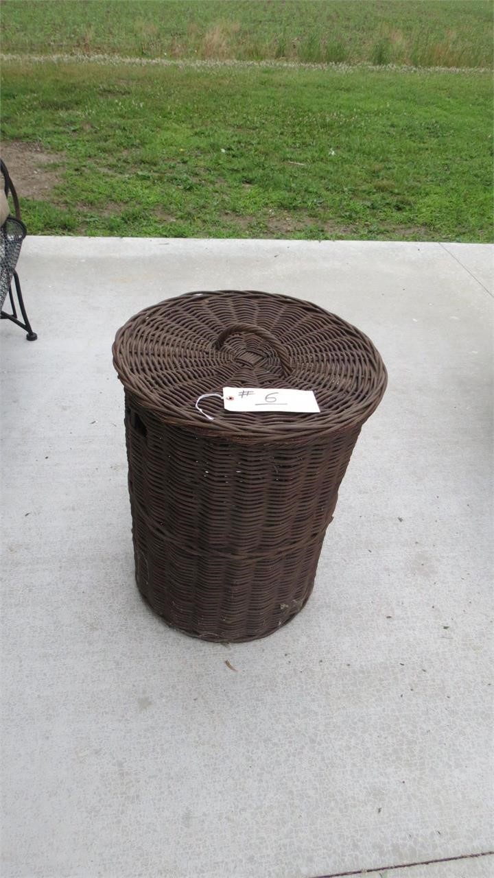 LARGE WICKER HAMPER