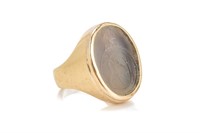 ANTIQUE GOLD & CHALCEDONY INTAGLIO RING, 22.8g