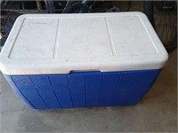 Coleman cooler / dishes