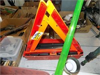 SET OF TRIANGLE MARKERS FOR ROAD EMERGENCIES
