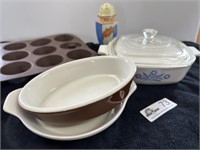 VINGAGE 1 QUART LIDDED CORNINGWARE, MUFFIN PAN,