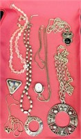 NECKLACES AND PENDANTS LOT / JEWELRY
