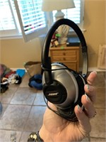 BOSE HEADPHONES (NEEDS CUSHIONS REPLACED)