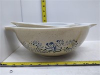 Pyrex set of 4 bowls