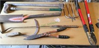 Garden tools - lot of eight includes sledgehammer,
