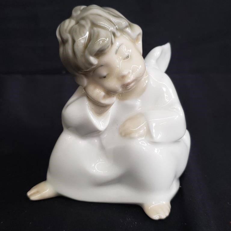 Porcelain Lladro thinking angel figurine