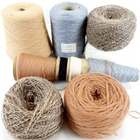 Sac de pelotes de laine et bobines de fil à coudre