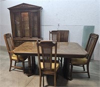 Dining room set, table 66"42"30", 4 chairs, hutch