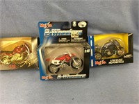 Lot of 3 1:18 scale motorcycles in box  (5)
