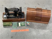 SINGER Sewing Machine In Wooden Case