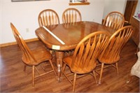 Dining table w/6 chairs & 2 leaves