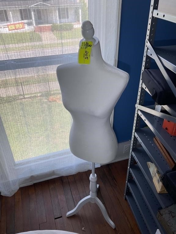 WOMENS MANNEQUIN 58 IN TALL ON STAND