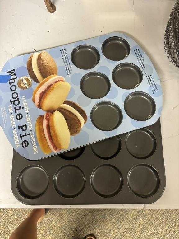 2 whoopie pans new