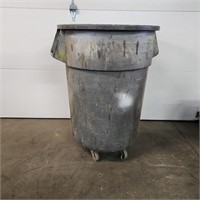 65 Gal Rubberrmad Heavy Duty Trash Can w Wheels