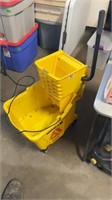 Rubbermaid mop bucket with squeezer