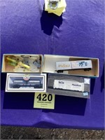 3 HO gauge rail cars and box of accessories