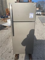 GE 18 cu-ft Top freezer refrigerator