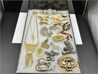 19 PIECES OF GOLD AND SILVER TONE COSTUME JEWELRY