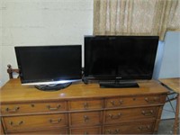 2 Flat Screen TVs 26" + 32"