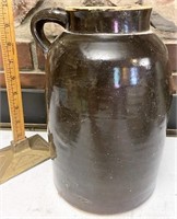 Stoneware crock with handle