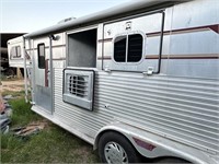 1993 horse trailer with living quarters has title