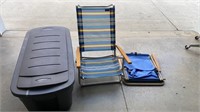 Empty tub & 2 beach chairs