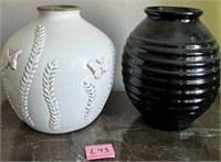 V - LOT OF 2 DECOR VASES (L43)