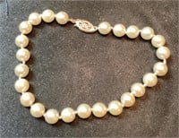 Pearl bracelet with 14 karat clasp