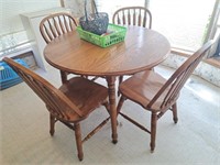 Round Oak Kitchen Table with 4 Oak Chairs