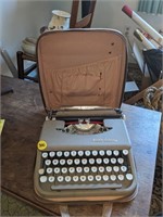 Smith Corona Typewriter w/ Carrying Case (Main