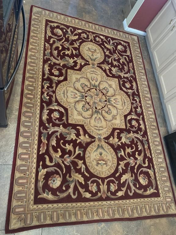 8 X 5.3' RED & GOLD AREA RUG VERY NICE