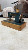 VINTAGE CHILD SIZE ELECTRIC KEE AN EE SEW MASTER
