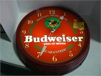 BUDWEISER LIGHTED BEER LIGHT/CLOCK (WORKS)