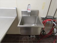 18" SS WALL MOUNTED HAND SINK W/KNEE ACTIVATION