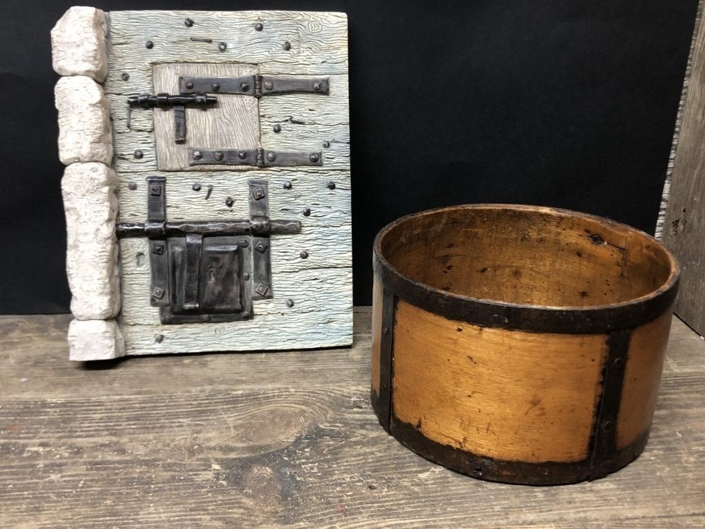 Round bucket & wall plaque picture